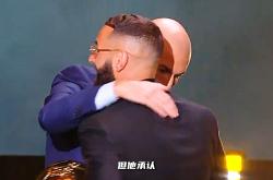 本泽马今日表现抢眼，曼联整场无解，教练赛后亲自拥抱的简单介绍