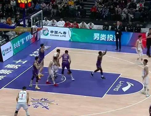 江苏男篮主场逆转击败广东男篮，夺得胜利